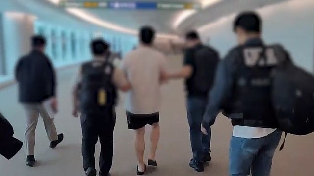 경찰이 A씨를 국내로 송환하는 모습