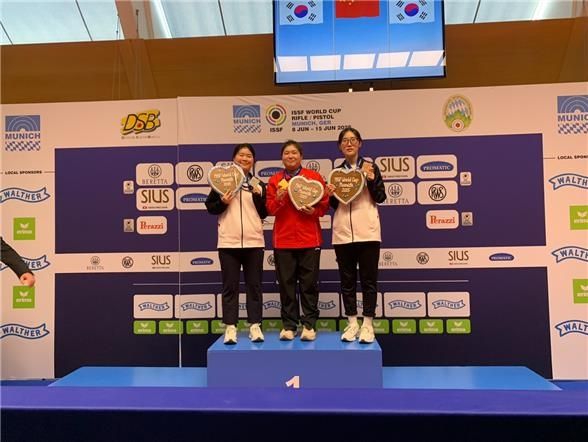 시상대에 선 오예진(왼쪽)과 양지인(오른쪽). 가운데는 중국의 쑨위제.