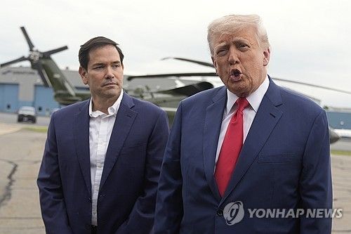 트럼프 미국 대통령(오른쪽)