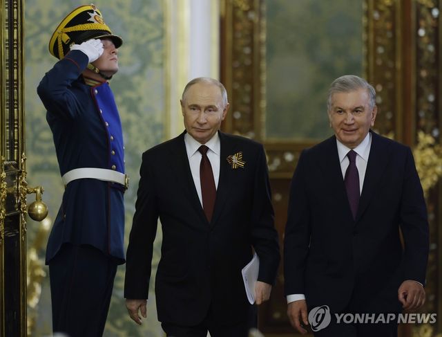 블라디미르 푸틴 러시아 대통령(가운데)과 샤브카트 미르지요예프 우즈베키스탄 대통령(오른쪽)