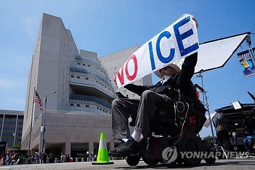 ICE 단속 항의시위 나온 한국전 참전용사 