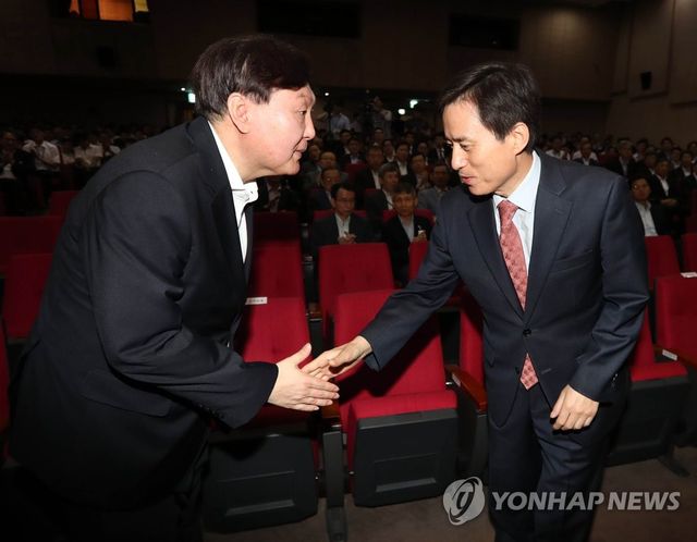 2017년 8월 서울고검장 취임식에서 윤석열 당시 중앙지검장(왼쪽)과 악수하는 조은석 내란특검