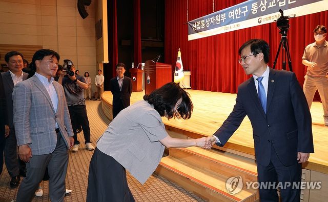 직원들과 인사하는 여한구 신임 통상교섭본부장