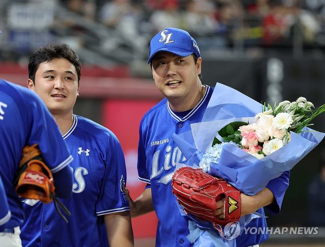 꽃다발 받은 김태훈, 6시즌 연속 10홀드 달성