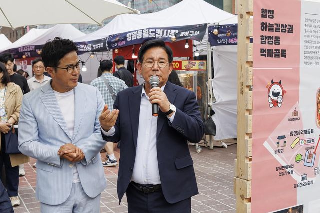 지난해 마포 골목상권 붐축제에 참석한 박강수 구청장