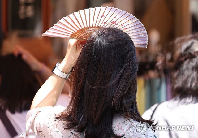 '햇빛을 가리며'