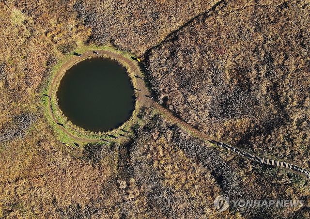민둥산 돌리네 연못에 찾아온 가을