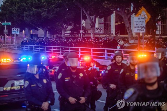 지난 10일 밤 캘리포니아 고속도로 순찰대가 통행금지령이 내려진 도심 고속도로 일대를 지키는 모습