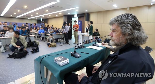 기자회견하는 산악계 전설 메스너
