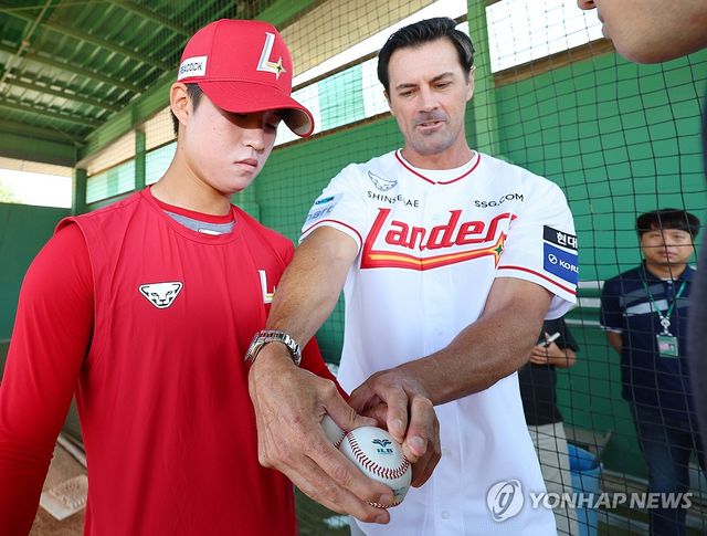 볼 그립 코칭 하는 콜 해멀스