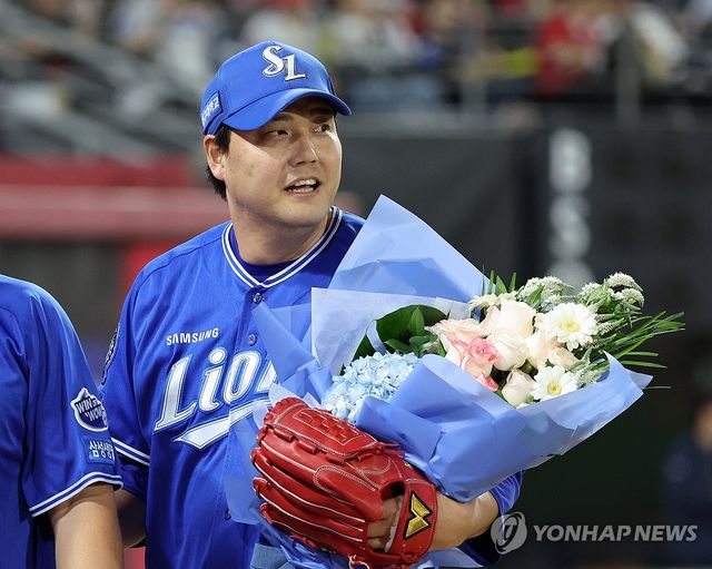 꽃다발 받은 김태훈, 6시즌 연속 10홀드 달성