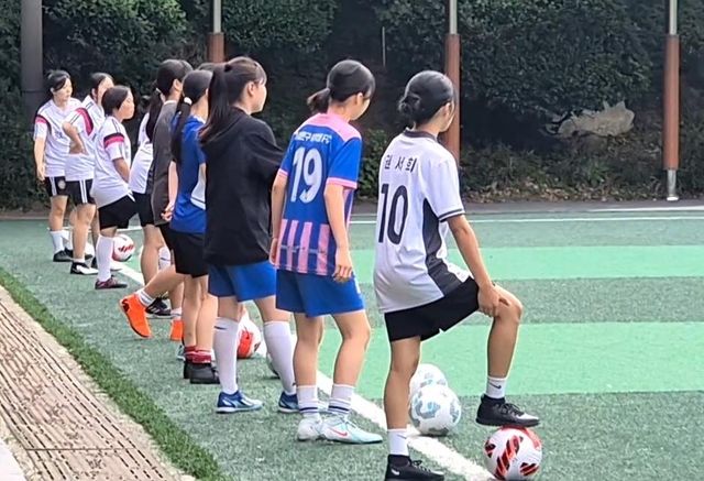 킥키타카 프로그램에서 축구를 배우는 여학생들