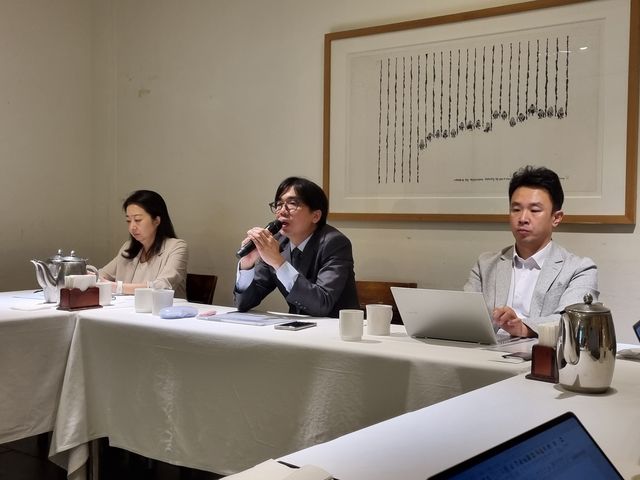 발제하는 노창희 디지털산업정책연구소장(가운데)