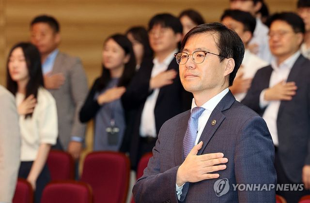국기에 경례하는 여한구 신임 통상교섭본부장