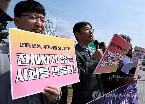 시민사회단체, 주거권 관련 21대 대선 정책 요구안 발표 (서울=연합뉴스) 홍해인 기자 = 주거권네트워크, 전세사기·깡통전세 피해자 전국대책위원회 등에 참여하고 있는 시민사회단체 회원들이 30일 서울 광화문 월대 앞에서 주거권 관련 21대 대선 정책 요구안 발표 기자회견을 하고 있다. 2025.4.30 hihong@yna.co.kr(끝)