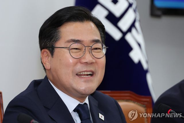 밝은 표정의 박찬대 원내대표