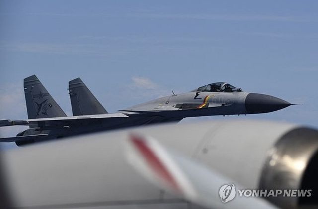 일본 초계기에 접근한 중국 전투기