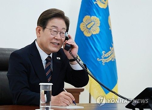 일본 총리와 전화 통화하는 이재명 대통령