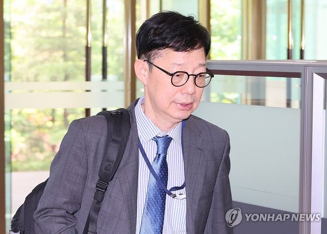 출근하는 박윤주 신임 외교부 1차관