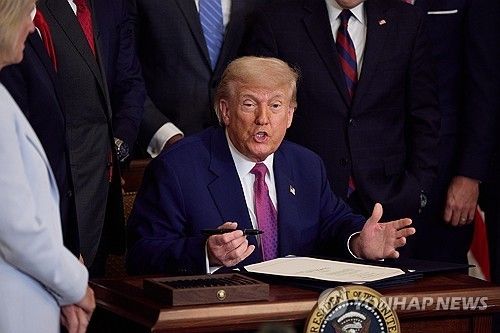 법안에 서명하는 도널드 트럼프 미국 대통령