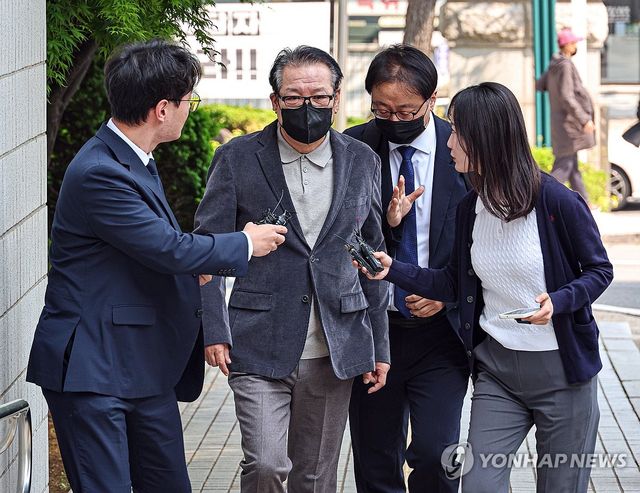 '건진법사' 전성배 씨 지방선거 공천헌금 의혹 공판 출석