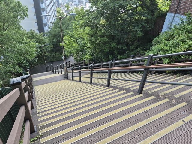 청구동 마을마당 앞의 계단 모습