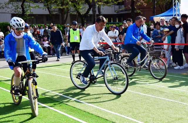 지난해 거북이 자전거대회에 참가한 오승록 노원구청장(가운데)