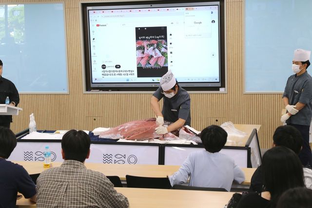 가톨릭관동대에서 열린 참치 해체 시연회