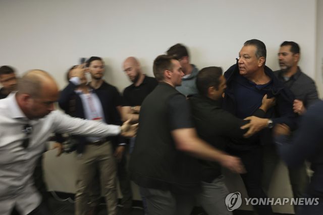 민주당 알렉스 파디야(오른쪽 두번째) 상원의원이 기자회견 도중 끌려 나오는 모습