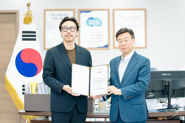 2025 성남페스티벌 총감독에 위촉된 이진준(왼쪽) KAIST 교수 