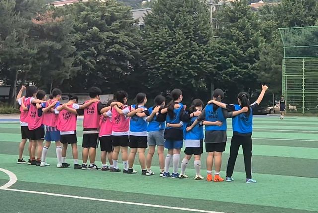 킥키타카 프로그램에서 축구를 배우는 여학생들