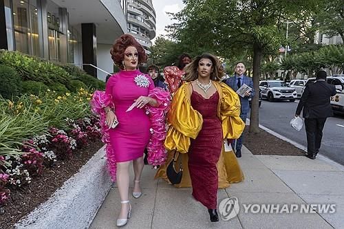 '트럼프에 항의' 여장남자 11일 케네디센터 방문