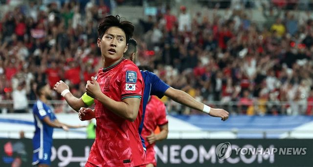 팀 두 번째 골 넣는 이강인