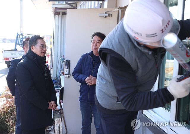 지난해 12월 대성동 마을 방음시설 점검하는 김동연 경기지사