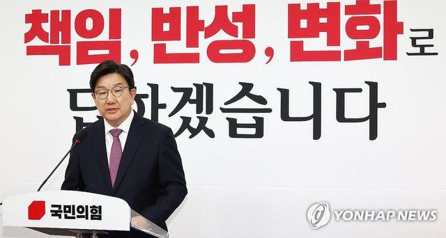 질문에 답변하는 권성동 원내대표