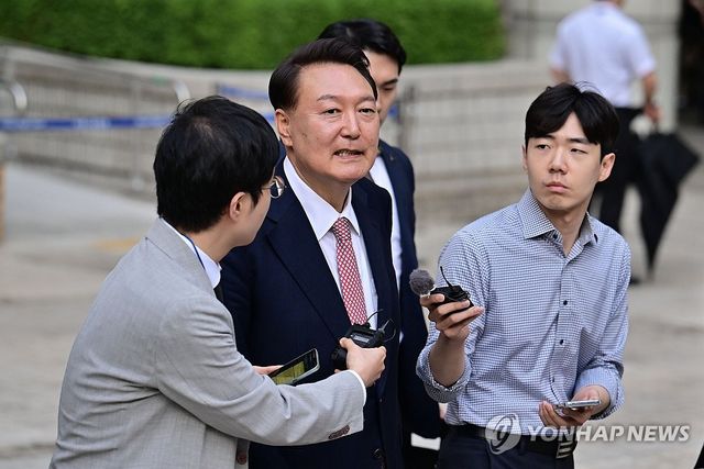 법정 나서는 윤석열 전 대통령
