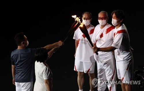 [올림픽] 성화 전달하는 전직 프로야구 감독, 선수