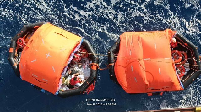 구조되고 있는 파나마 선적 선박 선원