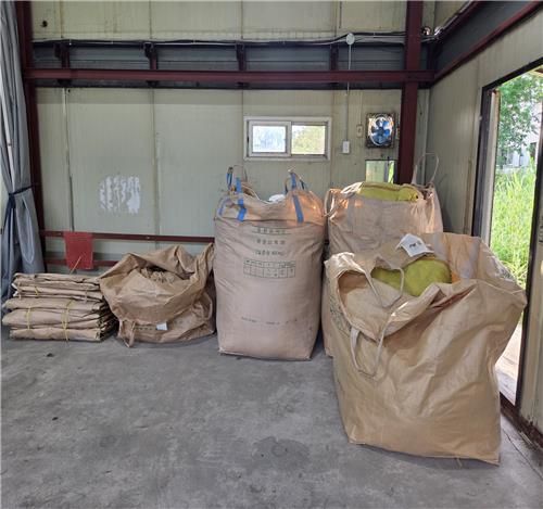 서울시 '폐현수막 전용 집하장'에 쌓인 폐현수막