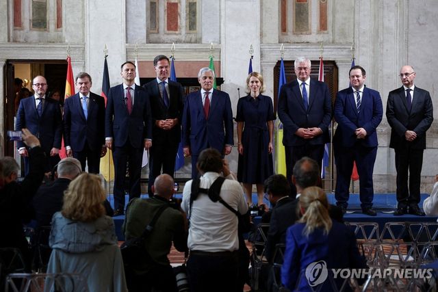 '바이마르+ 그룹' 참석자들 기념 촬영