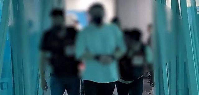 경찰이 A씨를 국내로 송환하는 모습