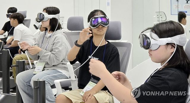 XR 속 진로·직업 찾아보는 학생들