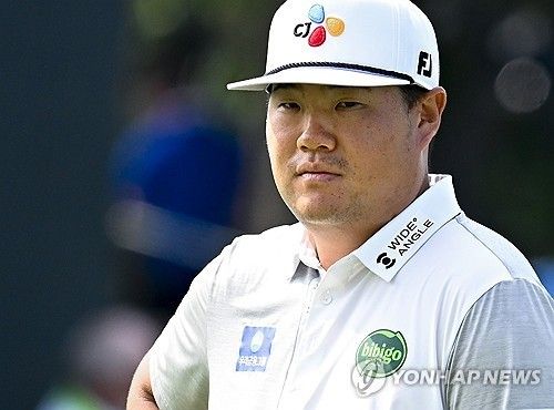 코스를 바라보며 생각에 잠긴 임성재.