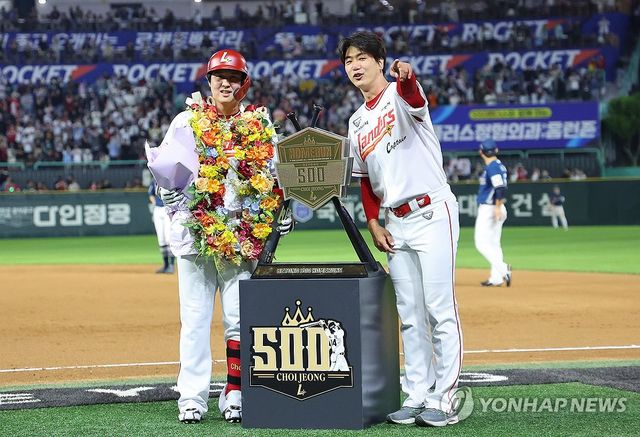 김광현과 기념촬영하는‘500홈런’최정
