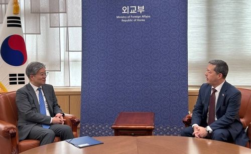 김희상 경제외교조정관(왼쪽)과 션 오닐 고위관리