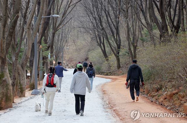 대전 계족산 황톳길 걷는 시민들