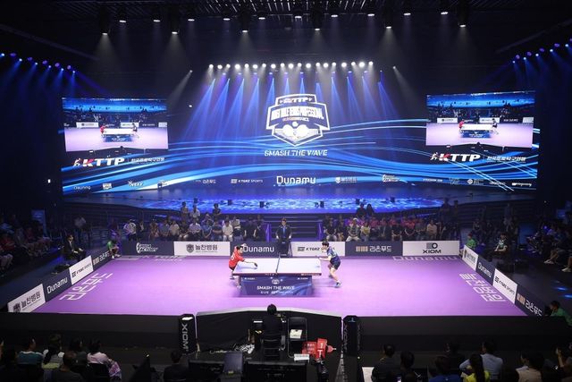 박강현(오른쪽)과 장우진의 프로탁구리그 8강 경기 장면