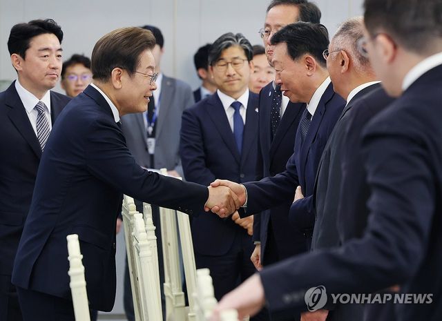 이재명 대통령, 신동빈 롯데 회장과 인사