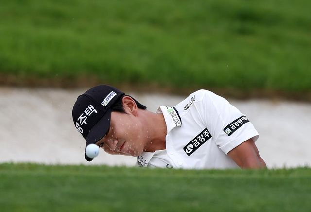 벙커샷 날리는 옥태훈