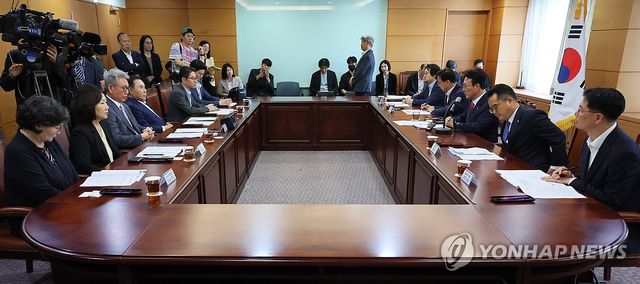 김민석 총리 후보자, 식품·외식협회 만나 '물가대책' 모색